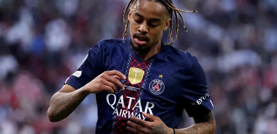 Jugador de PSG mostrando el escudo del equipo