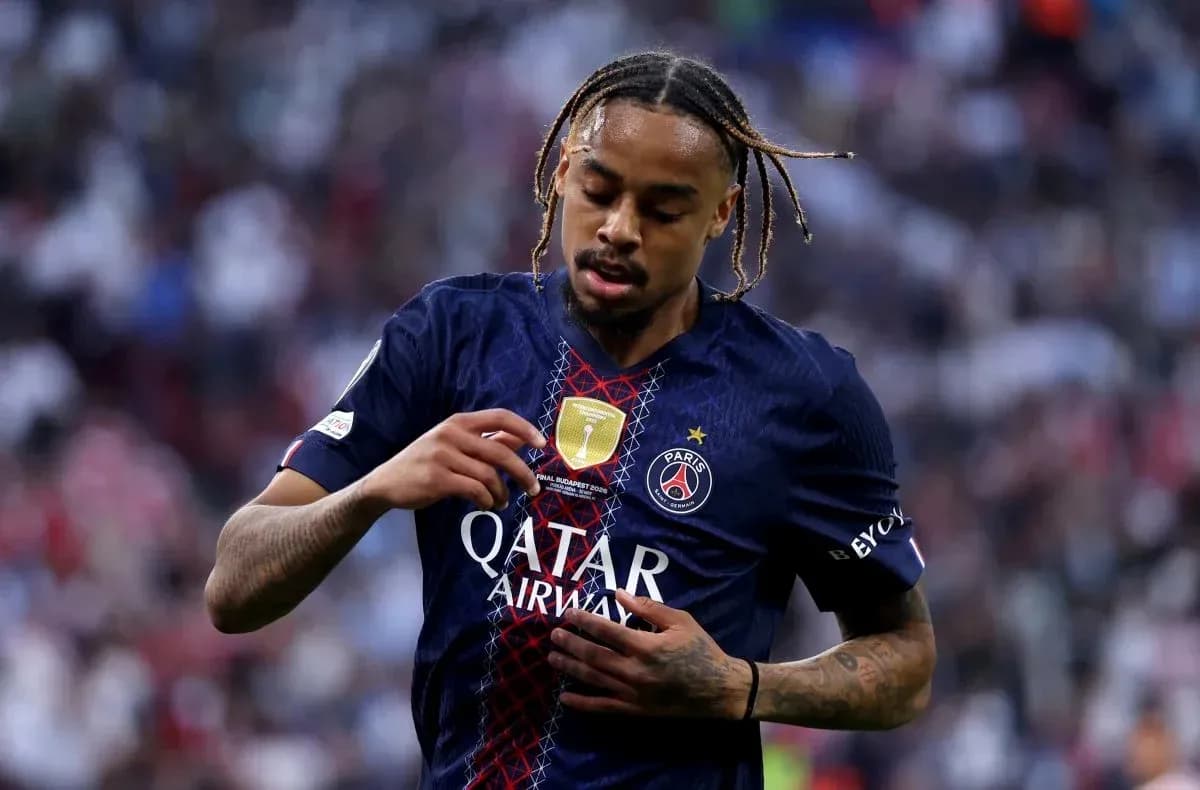 Jugador de PSG mostrando el escudo del equipo