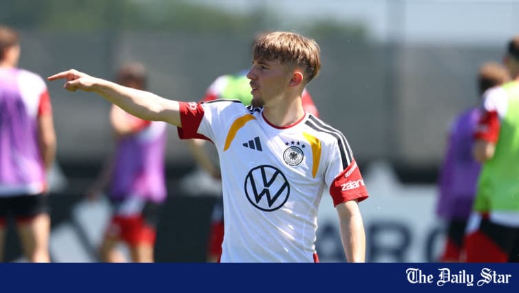 Jugador señalando durante la sesión de entrenamiento de Alemania
