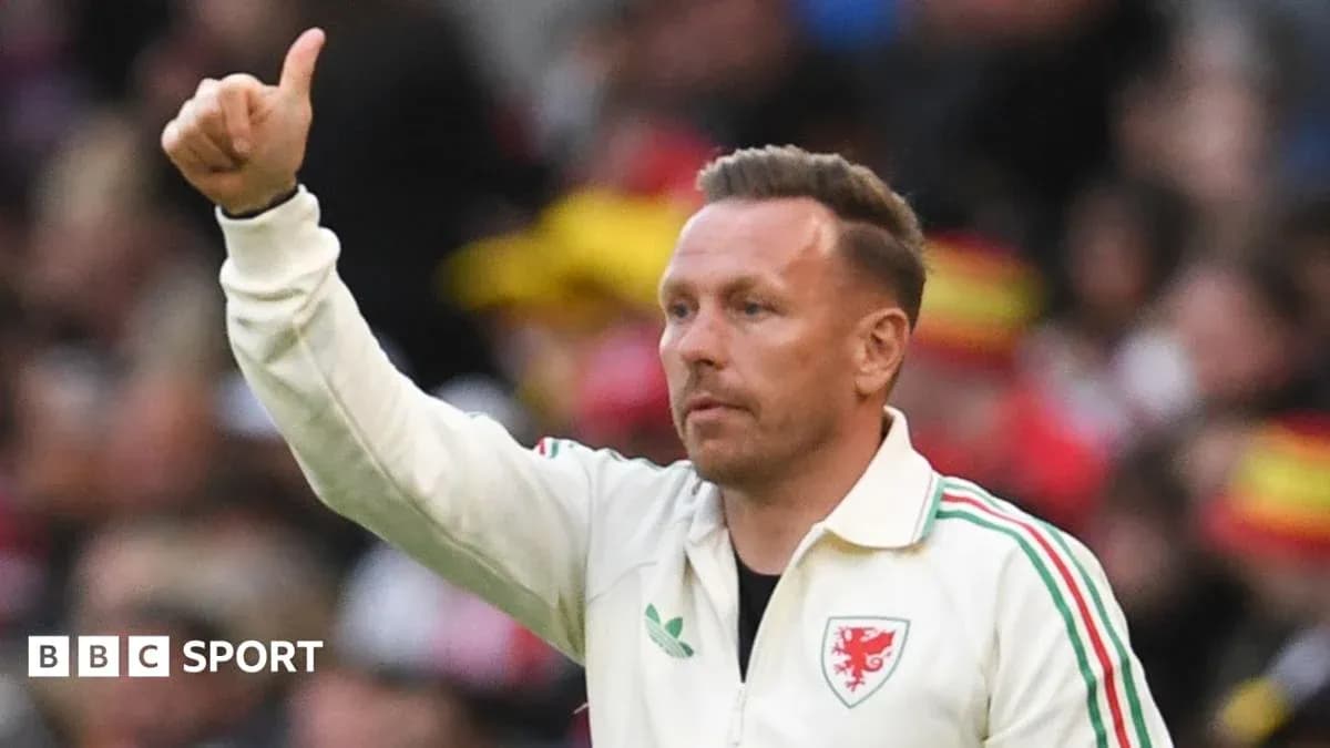 Entrenador de Gales dando señal de aprobación