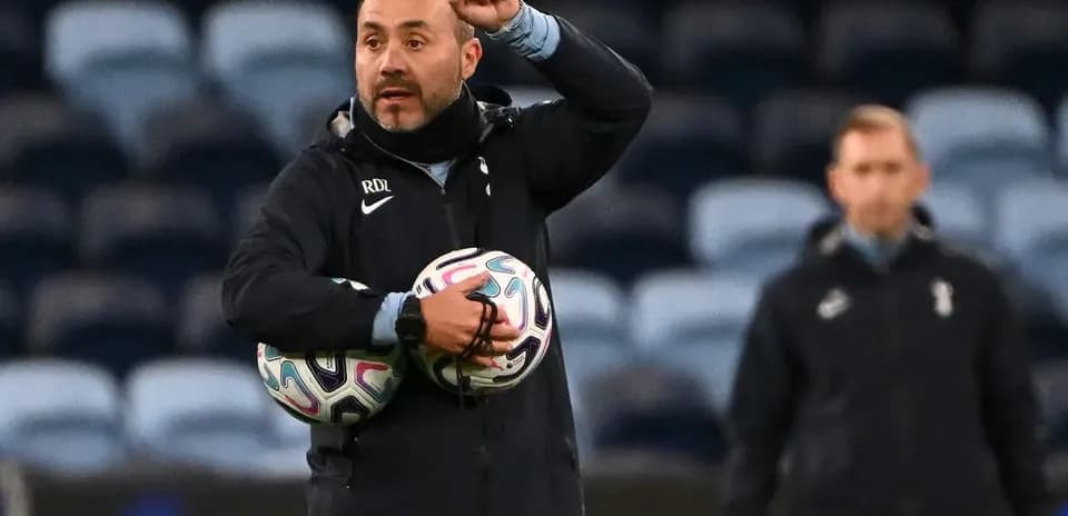 Entrenador dirigiendo a su equipo con balones