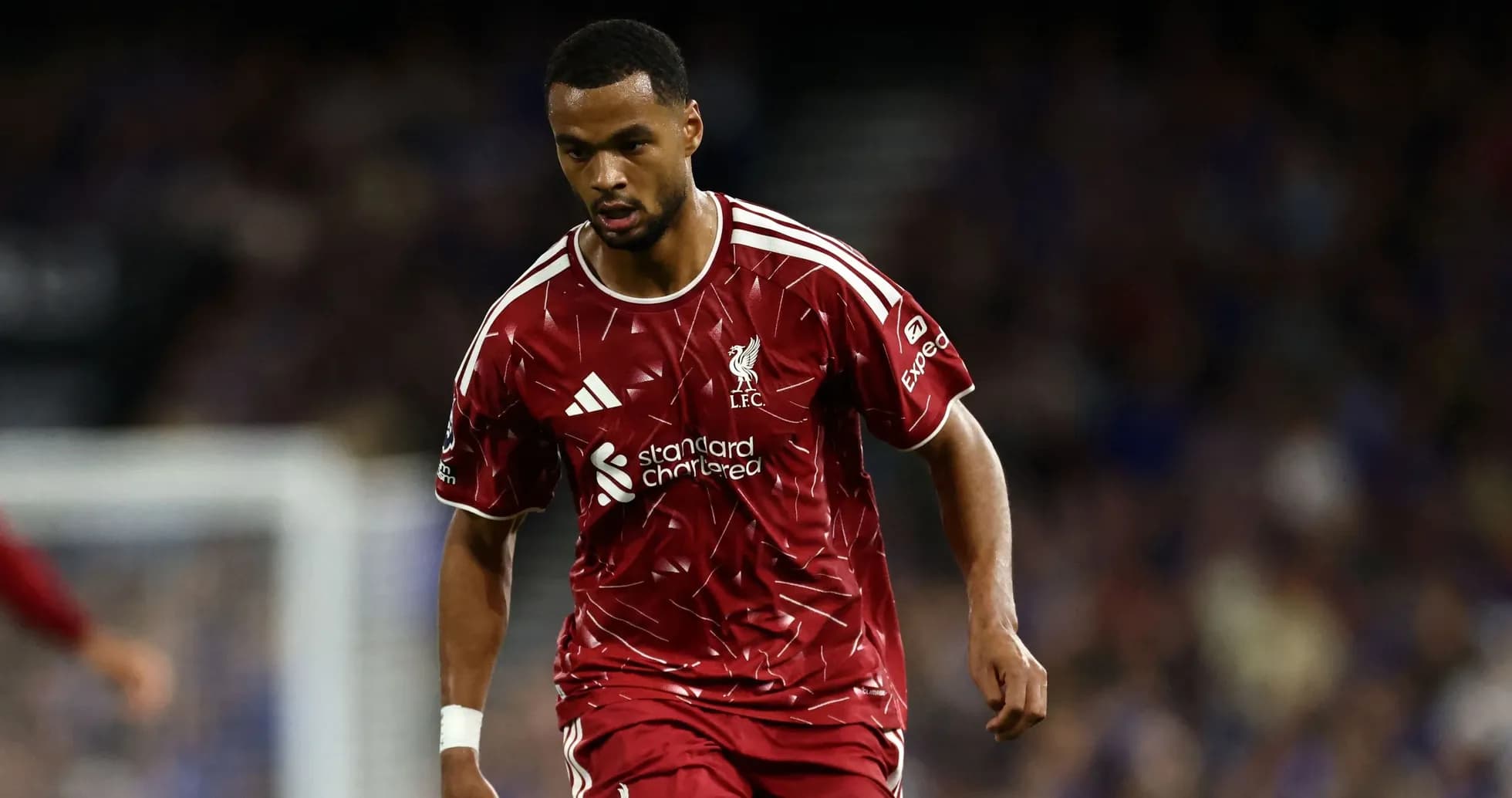 Jugador de Liverpool en acción durante el partido
