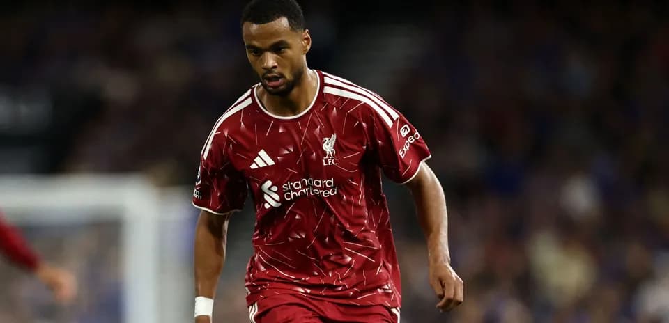 Jugador de Liverpool en acción durante el partido