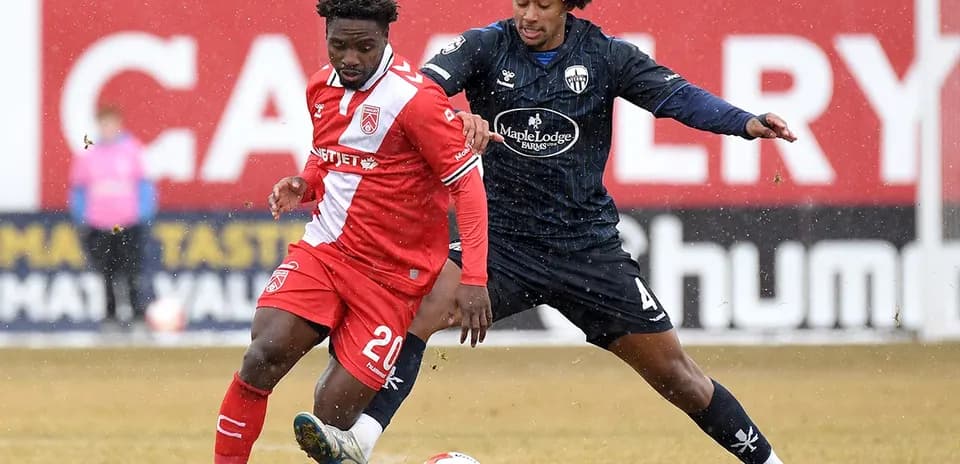 Jugador de Atlético Ottawa driblando a rival