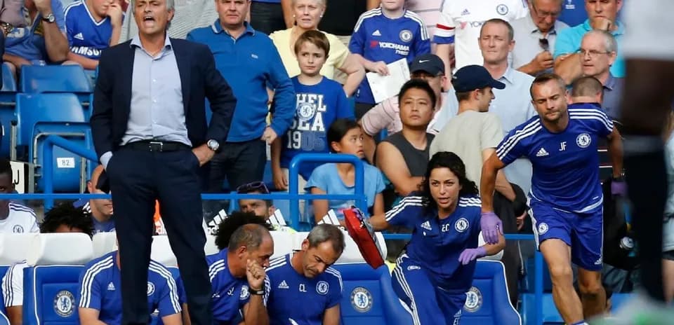 José Mourinho dirigiendo desde la línea de banda