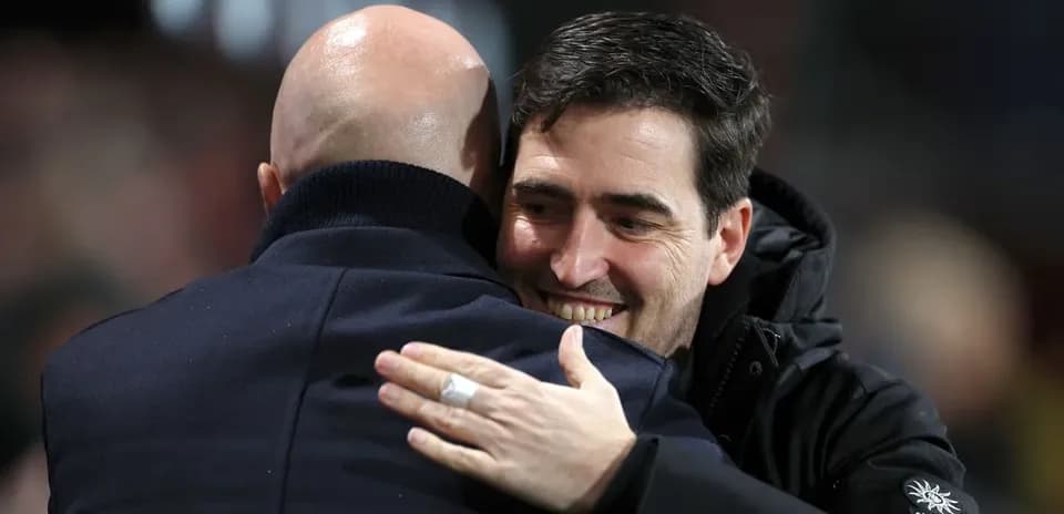 Entrenadores abrazándose durante el partido
