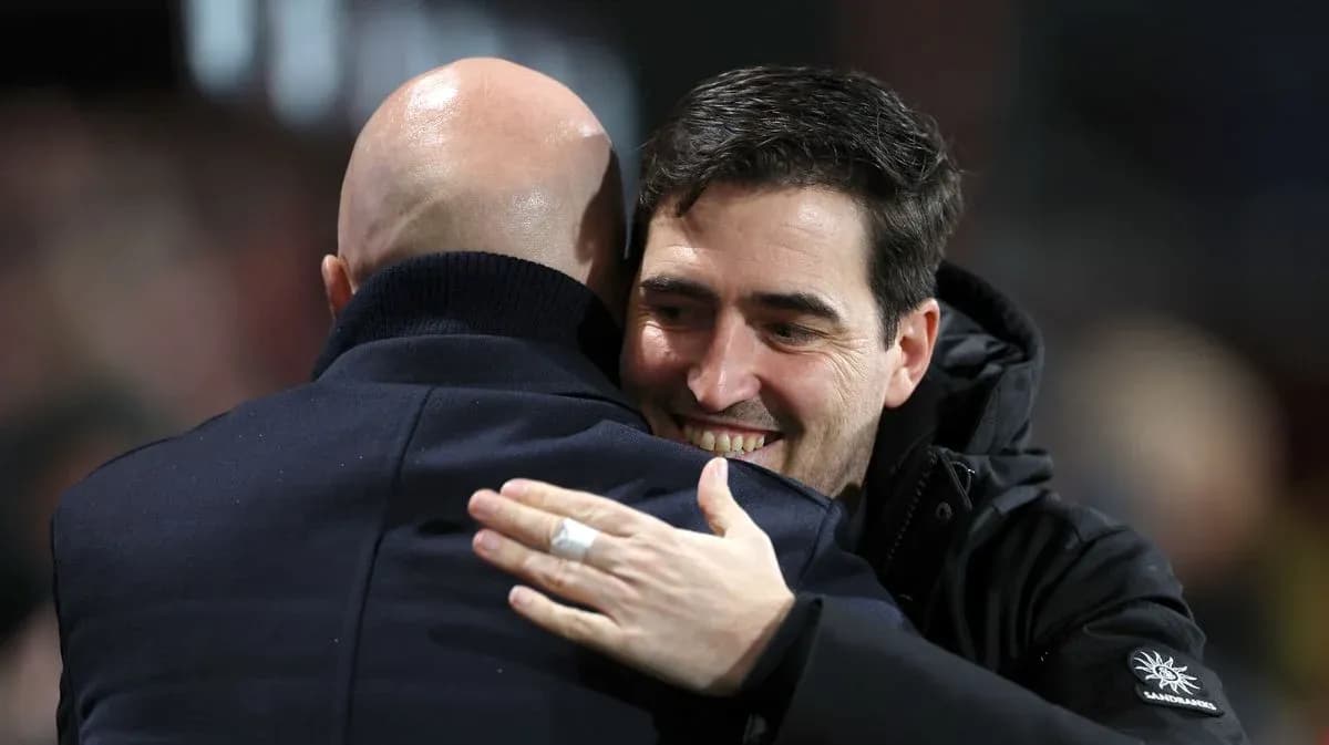 Entrenadores abrazándose durante el partido
