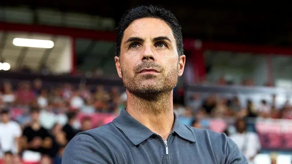 Entrenador observando el partido desde la banda