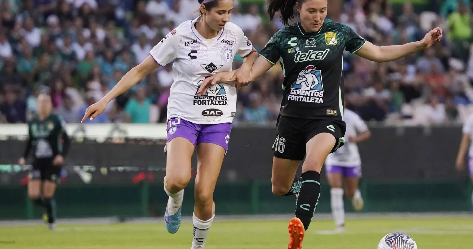 Jugadoras de Pachuca y León en acción durante el partido