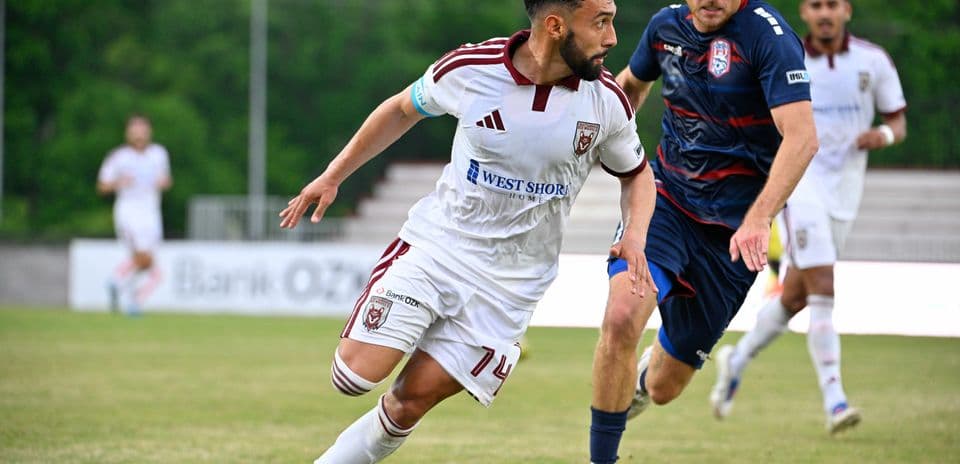 Jugador de Knoxville driblando en el partido