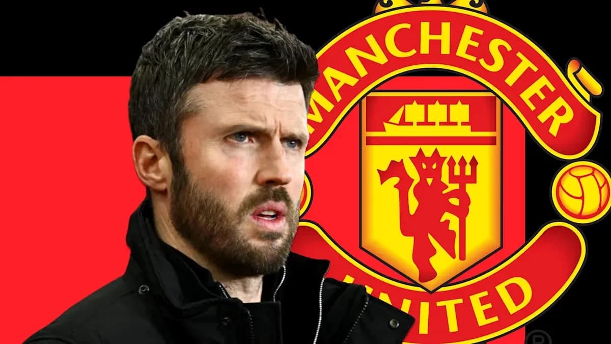 Entrenador frente al logo de Manchester United