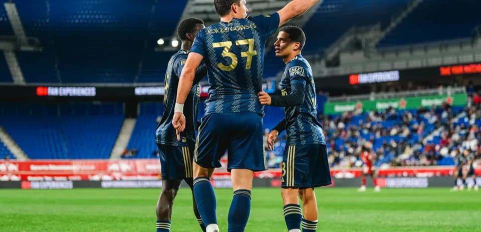 Jugadores celebrando un gol en el partido