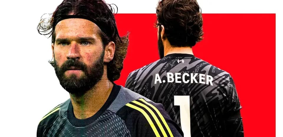 Portero de Liverpool con camiseta negra y dorsal
