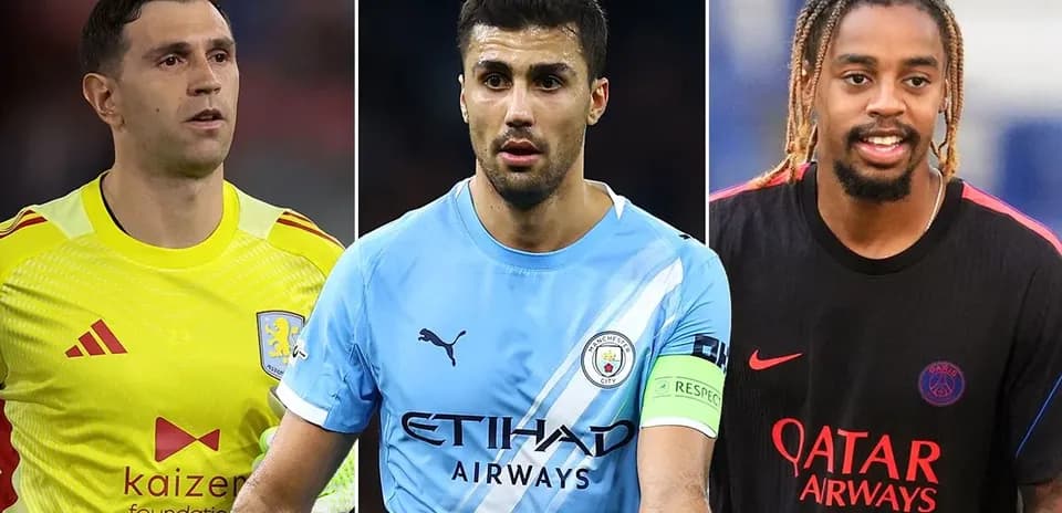 Tres futbolistas en sus camisetas de equipo