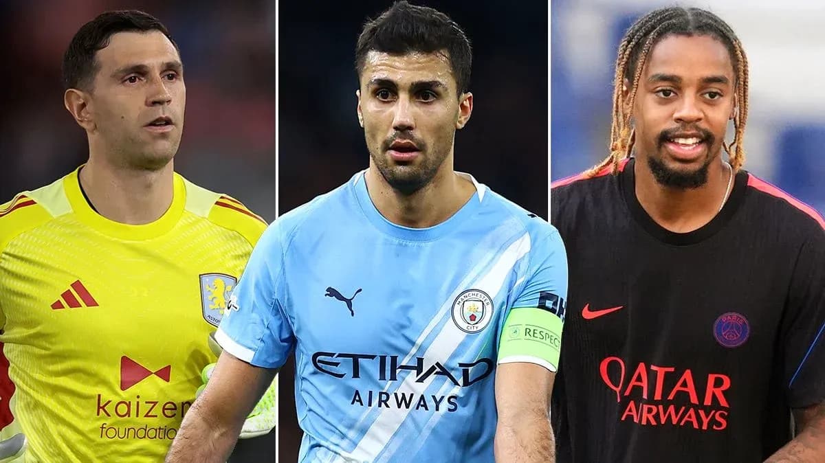 Tres futbolistas en sus camisetas de equipo