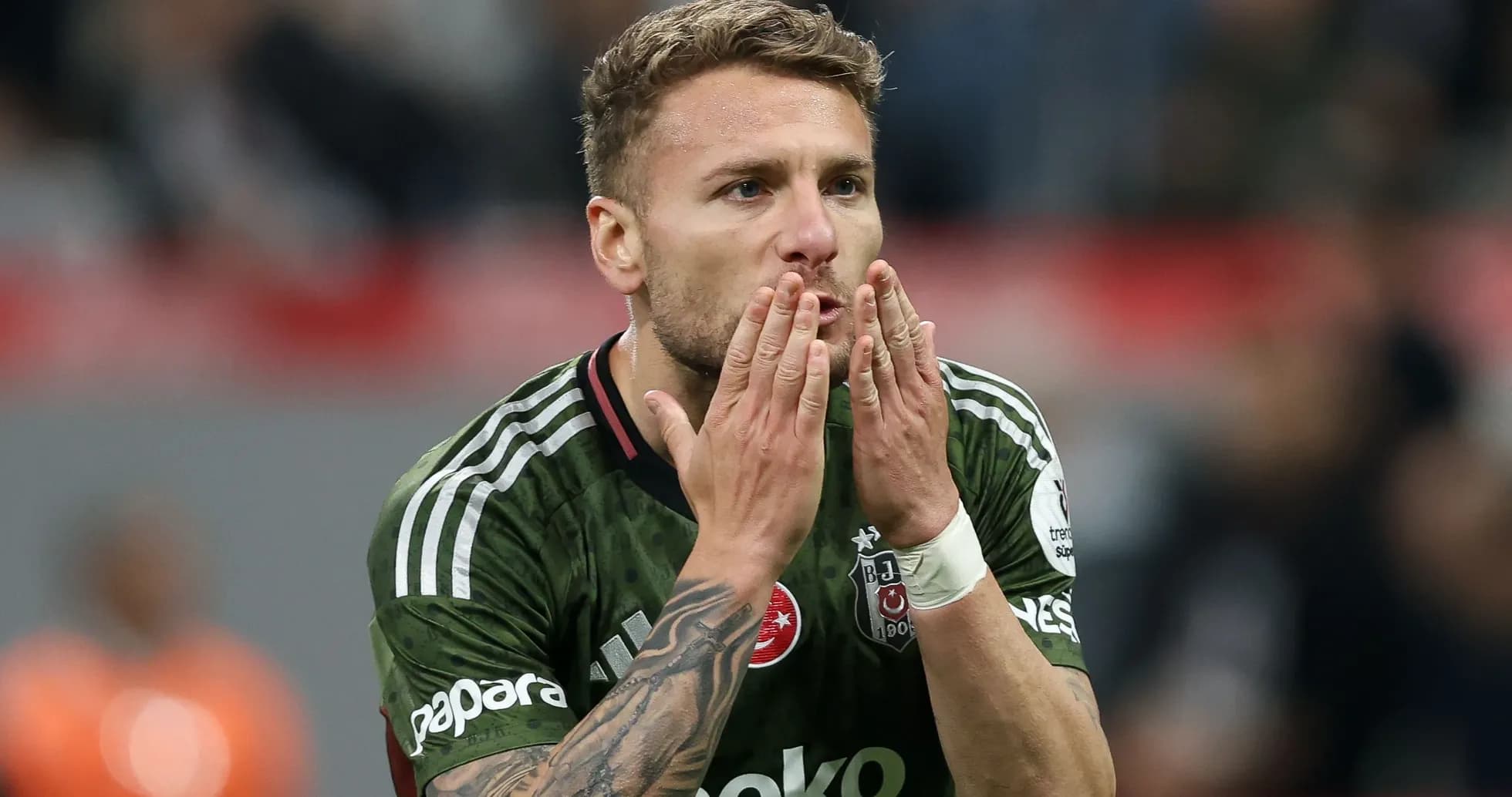 Jugador de Besiktas besando sus manos en el campo