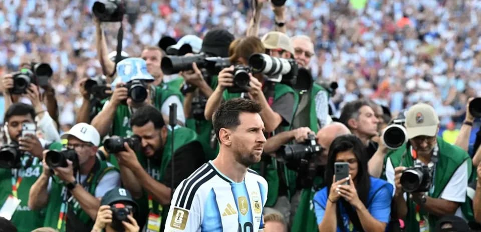 Lionel Messi rodeado de fotógrafos en el estadio