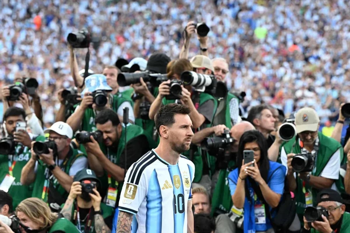 Lionel Messi rodeado de fotógrafos en el estadio