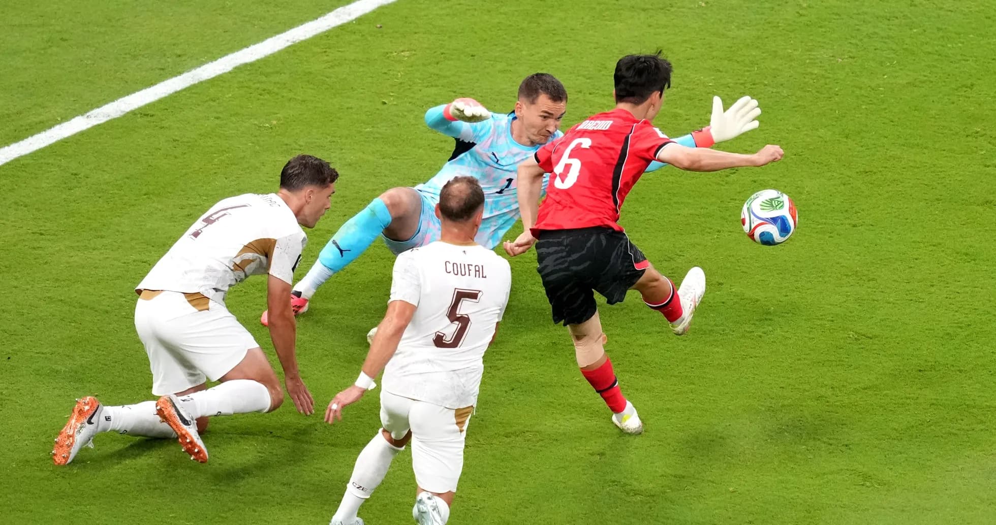Jugadores de Corea del Sur y República Checa en acción