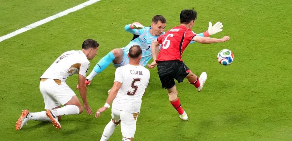 Jugadores de Corea del Sur y República Checa en acción