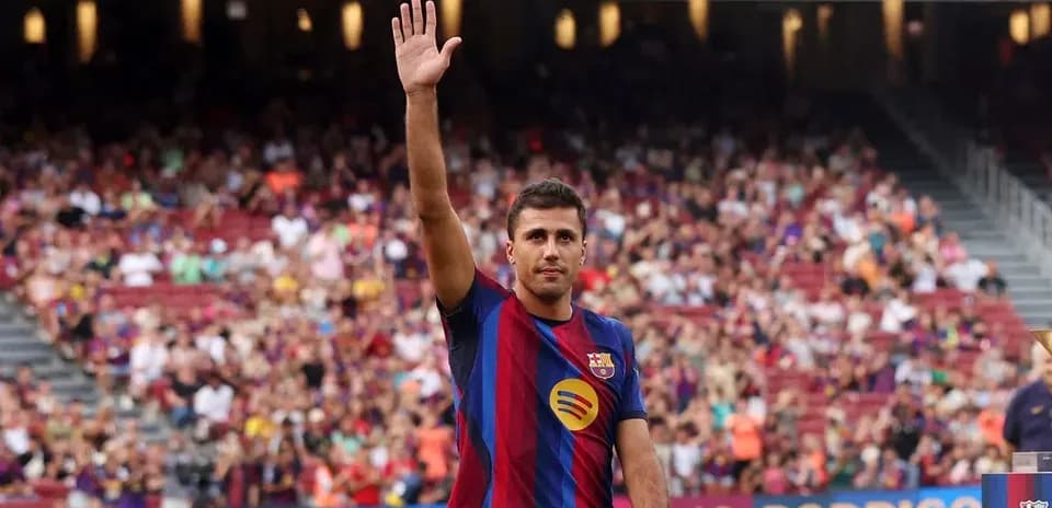 Jugador saludando en el Camp Nou durante presentación