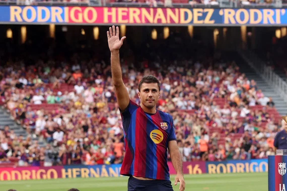 Jugador saludando en el Camp Nou durante presentación