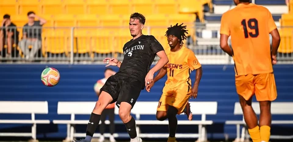 Jugador de Carleton despejando el balón en partido