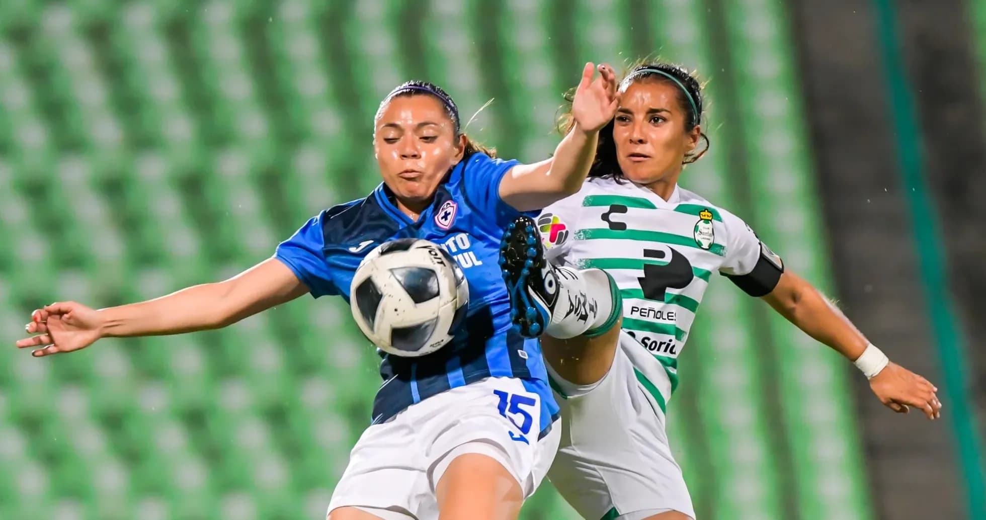 Jugadoras de Santos Laguna y Cruz Azul en acción
