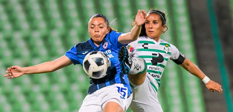 Jugadoras de Santos Laguna y Cruz Azul en acción
