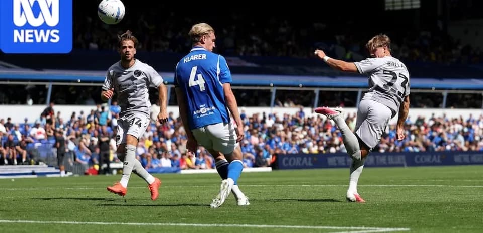 Jugador lanzando un tiro a puerta en el partido