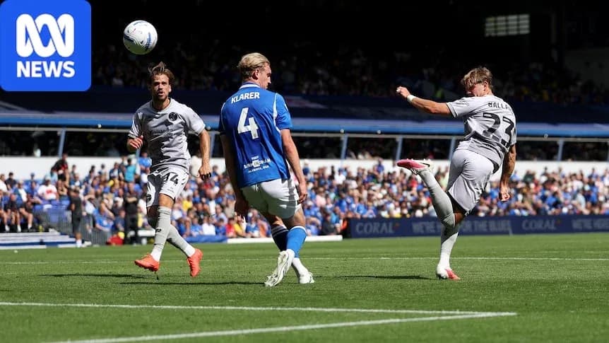 Jugador lanzando un tiro a puerta en el partido