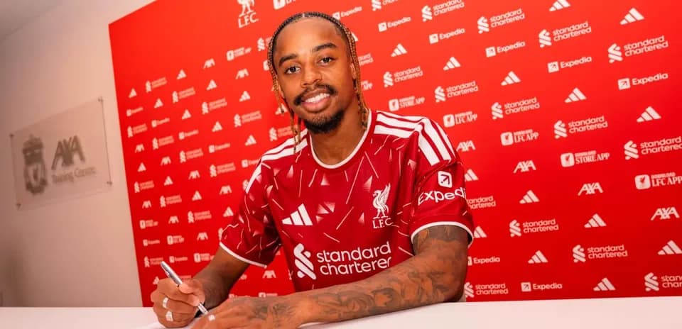 Jugador firmando contrato en sala de prensa de Liverpool