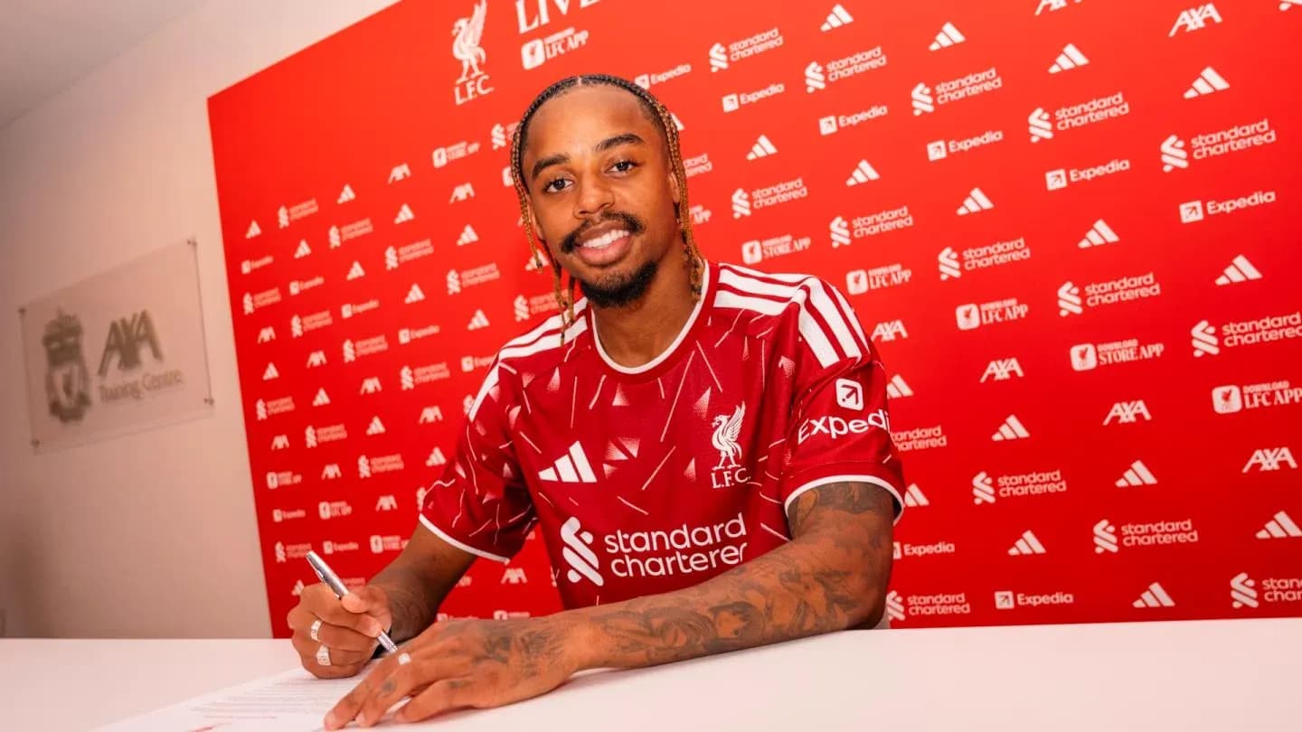 Jugador firmando contrato en sala de prensa de Liverpool