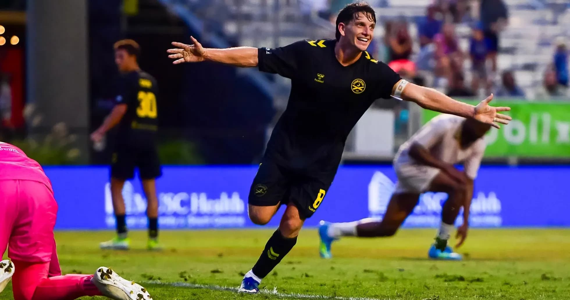 Jugador celebra un gol en el partido