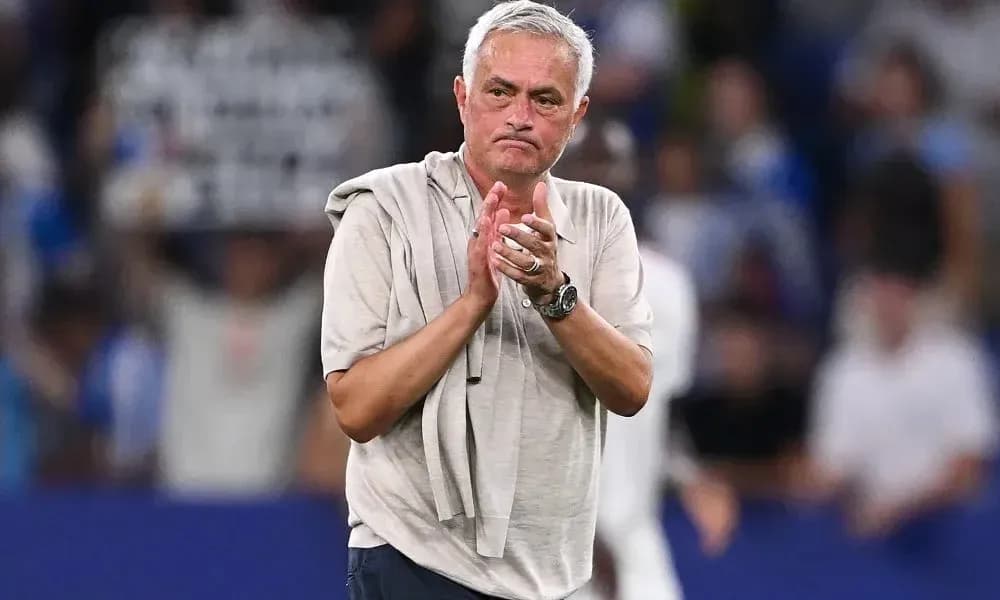 Entrenador aplaudiendo tras el partido en el estadio