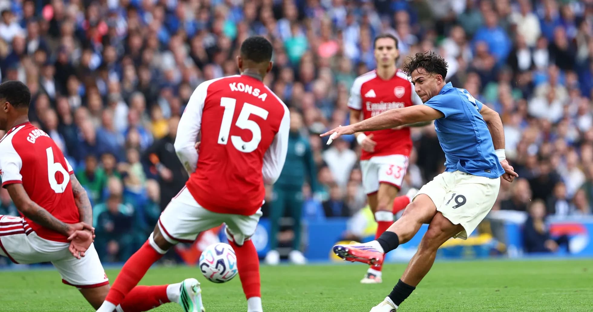 Jugador de equipo azul dispara a portería en partido