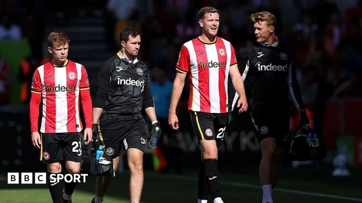 Jugadores de Brentford saliendo del campo tras el partido
