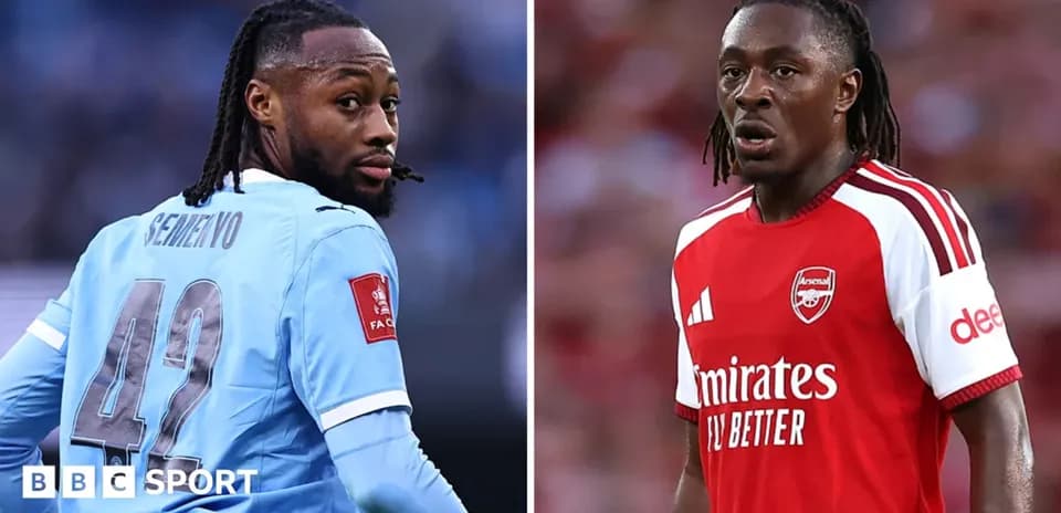 Jugadores Semenyo y Nketiah en sus respectivos uniformes