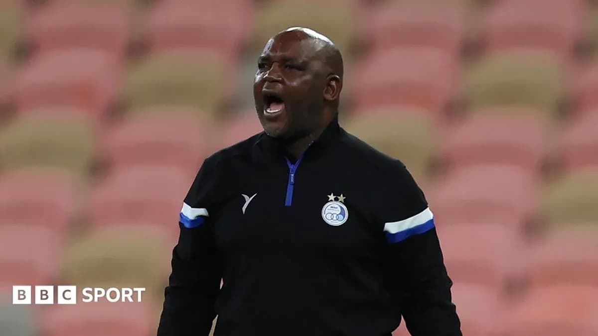 Entrenador dirigiendo a su equipo desde la banda