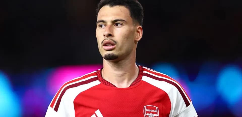 Jugador de Arsenal en uniforme durante un partido