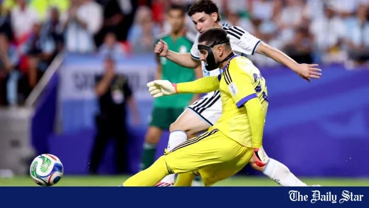 Portero despejando el balón en partido de fútbol
