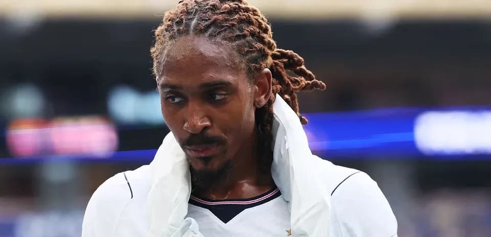 Jugador saliendo del campo con chaqueta blanca