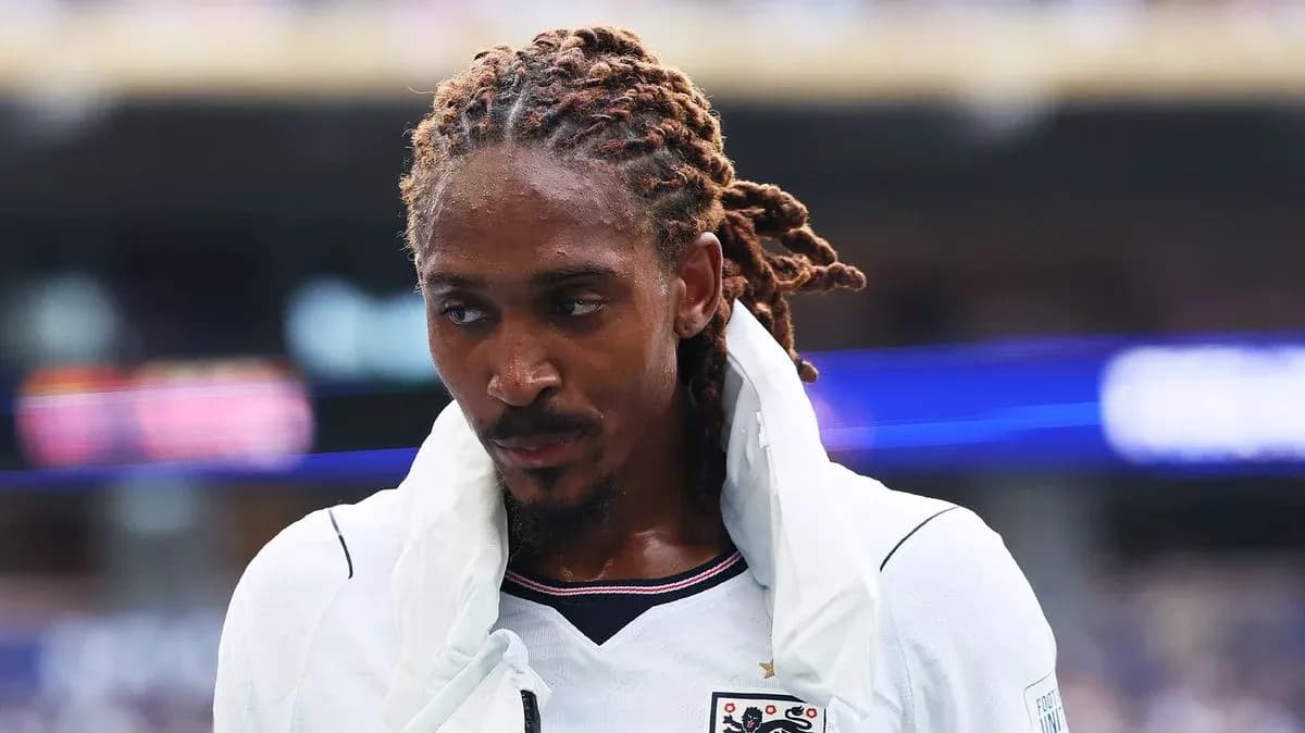 Jugador saliendo del campo con chaqueta blanca