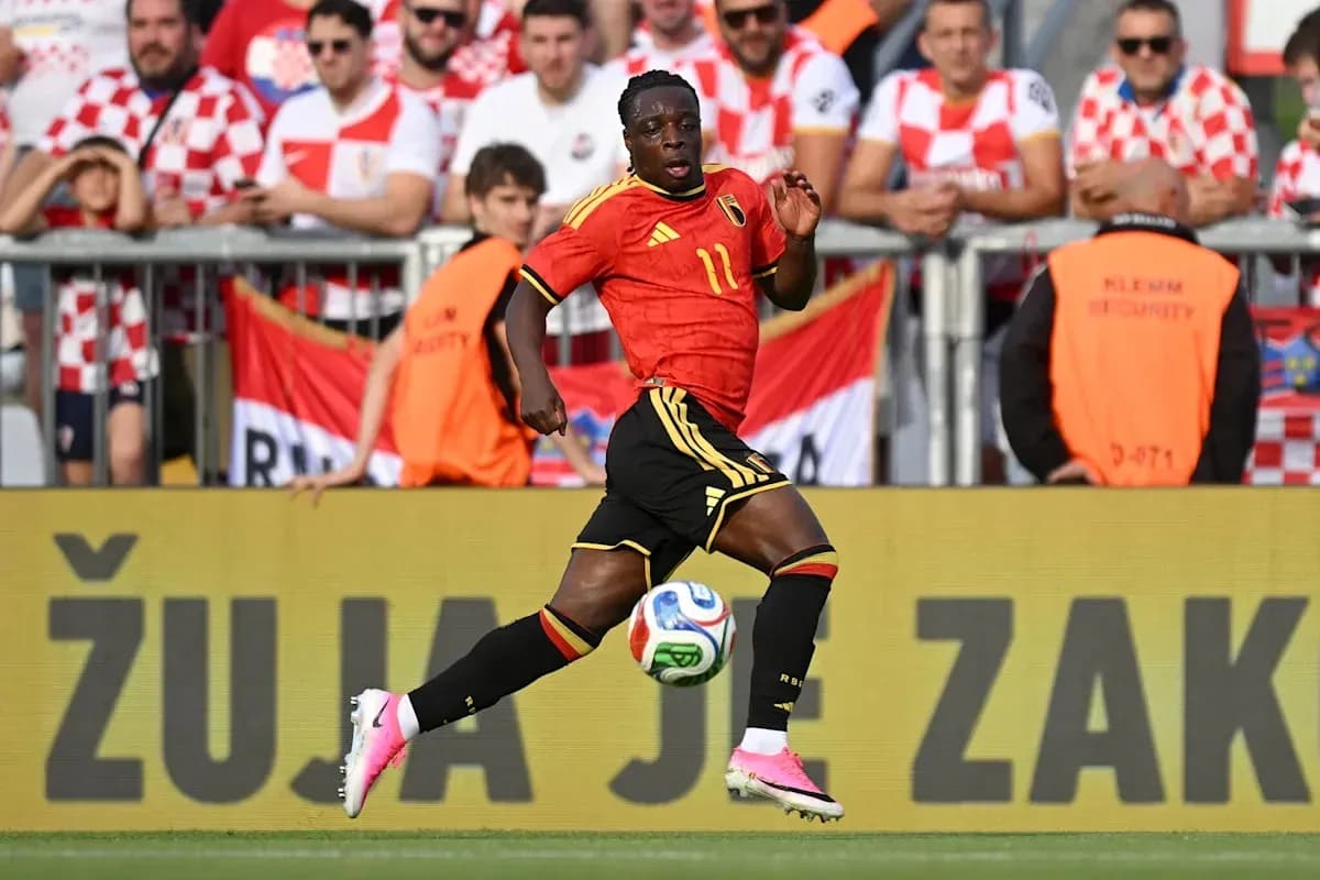 Jugador de Bélgica corriendo con el balón en el campo