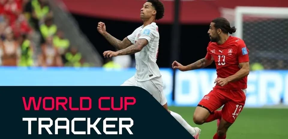 Jugador de Suiza persigue balón durante un partido
