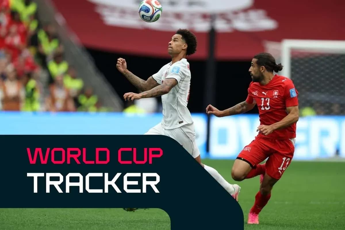 Jugador de Suiza persigue balón durante un partido