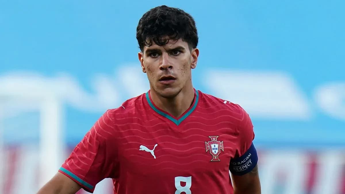 Jugador de Portugal con camiseta roja en el campo