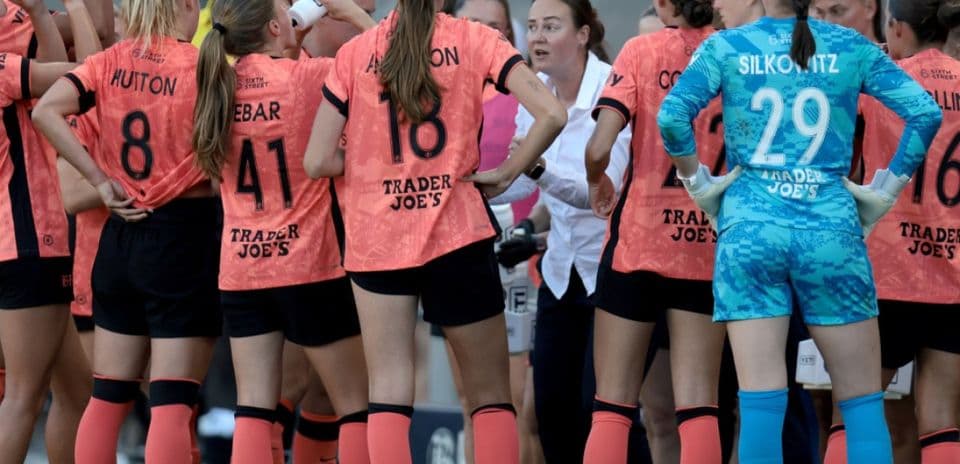 Jugadoras de Bay FC en el tiempo muerto