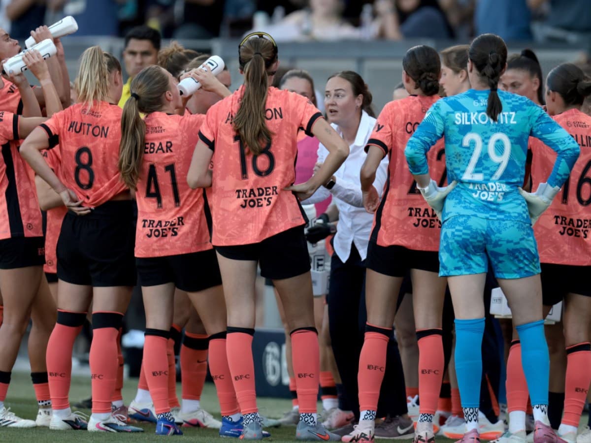 Jugadoras de Bay FC en el tiempo muerto