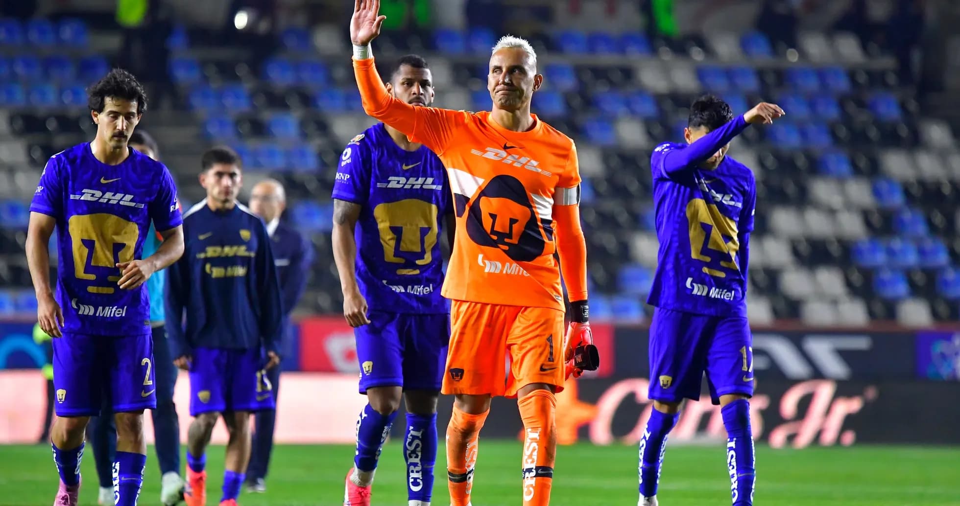 Jugadores de U.N.A.M. saludando tras el partido